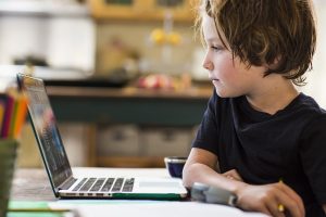 бъдещето на бизнеса е онлайн дете стои пред компютър